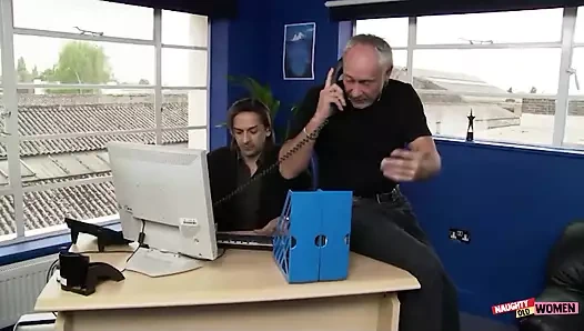 Ateşli kızıl saçlı süper yaramaz ve ağzına boşalma ile grup seks yapmayı seviyor