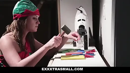 Minik elf Lizzie Bel yatak odasında Noel Baba için ekstra saatler çalışıyor