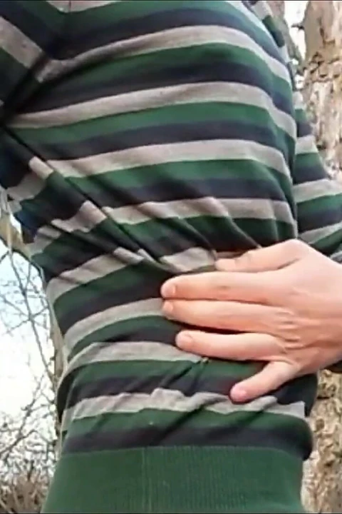 Twink belly dışarıda bir kazağın altında büyüyor - hava göbek şişirişi
