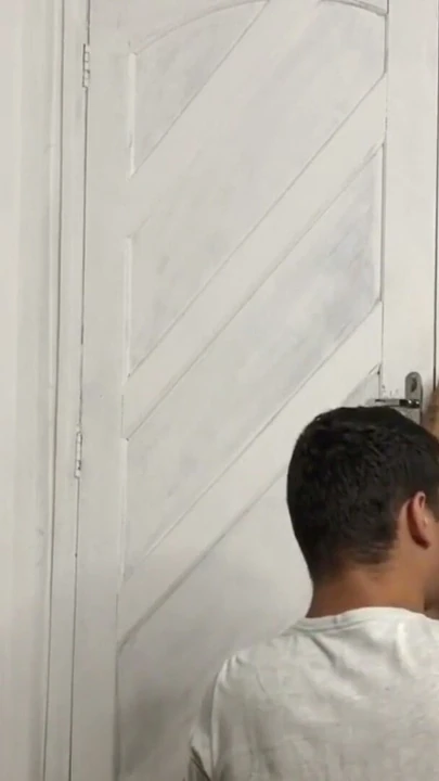 Arkadaşımı eve gitmesi için çağırdım ve sikinin üstüne düştüm. | Klip 1