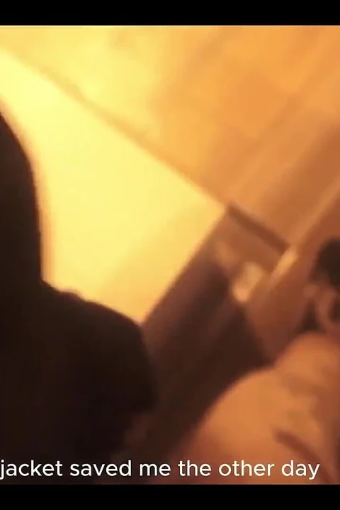 Смотрю Netflix с моей сводной сестрой, но я не мог помочь, но положил мой пенис в ее рот, они почти обнаружили нас!!