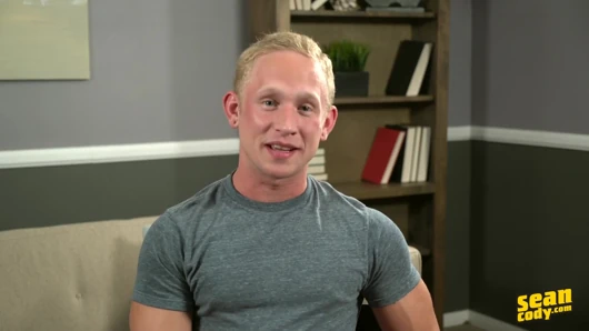 Sean Cody - kısa saçlı Jeremie yırtık kalıyor ve yatak odasında derin bir mastürbasyon seansının tadını çıkarıyor