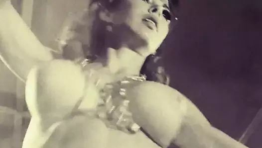 Gece yarısından altıya - eski 60'ların büyük memeli bebek striptiz dansları