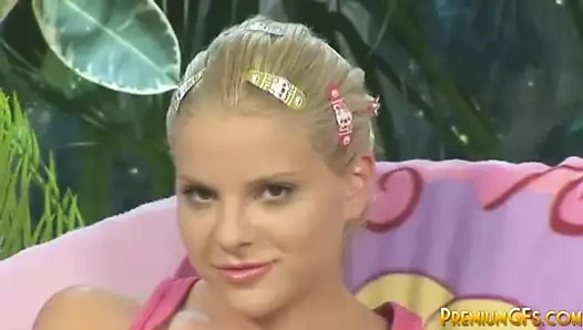 Islak amatör genç oyuncaklar ona sıcak sıkı kedi