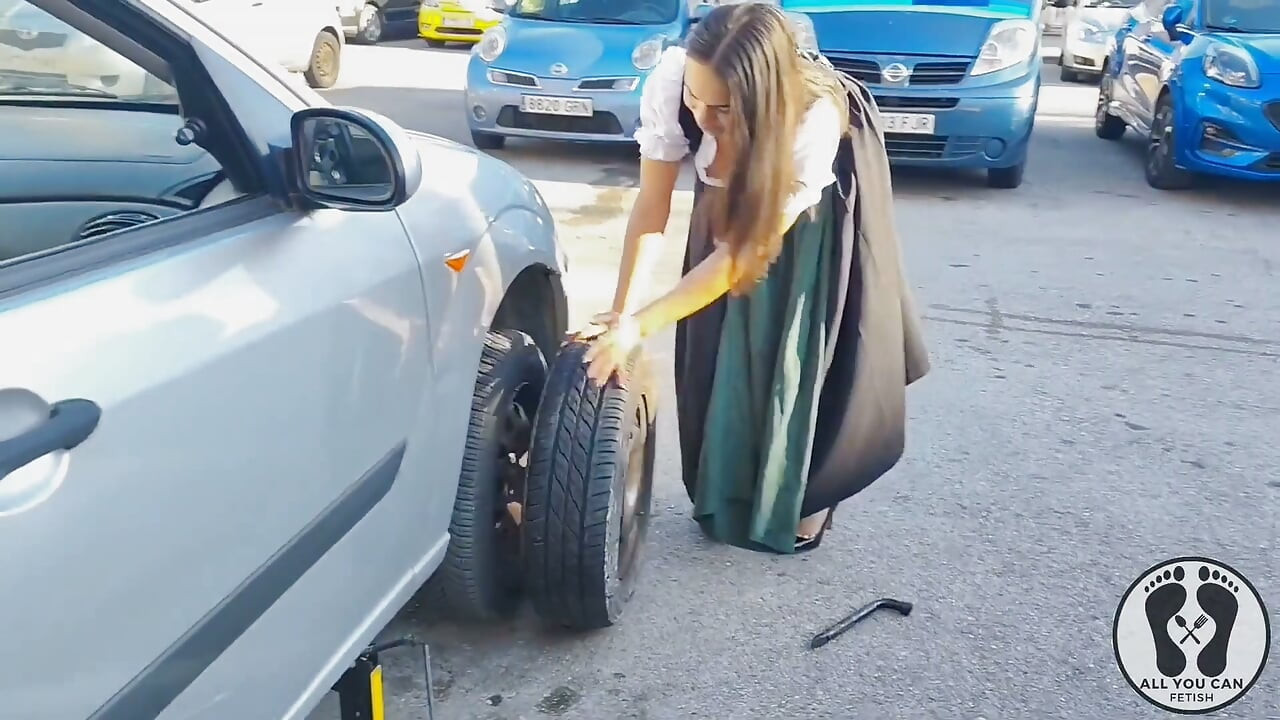 Dirndl sürtük kirli ve yağlı lastik değiştiriyor