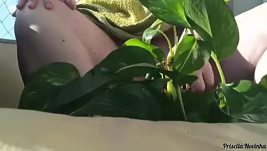 Üvey anne üvey oğlunun bahçe eğitimi veren arkadaşı için video çekiyor - bölüm 02