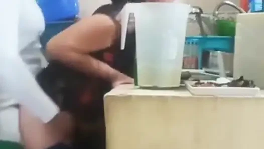 Hizmetçi patronu tarafından sikiliyor, karım neredeyse bizi yakalıyor