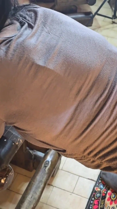 evli kadın dildoyla sikişirken iki adam yağ için dildosunda boşalıyor | Klip 1