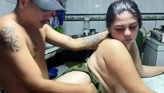 İlk anal üvey babam sıkı götümü sikiyor