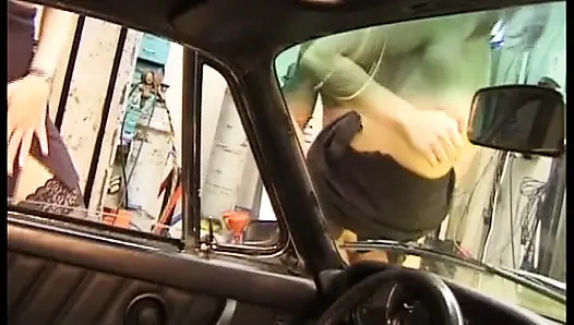 Almanya'dan bu bayan arkadaşları izlerken arabada sikiliyor