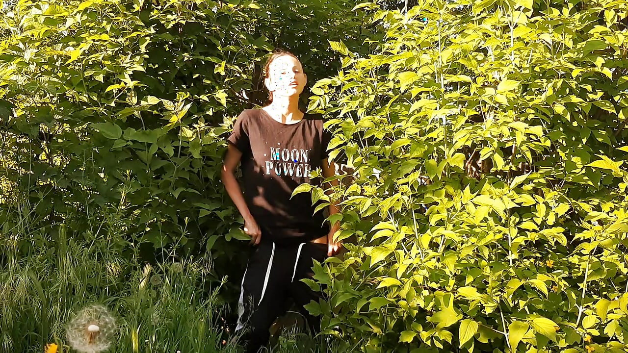 Doğada riskli halka açık kadın mastürbasyonu - lesbian-candys