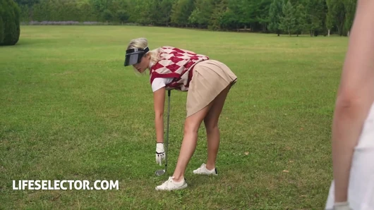 Megan Murkovski ve Jessie Ames golf sahası baştan çıkarma