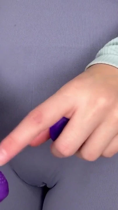 Незабываемый момент из "Венгерская девушка показывает свою розовую игрушку на венгерском"