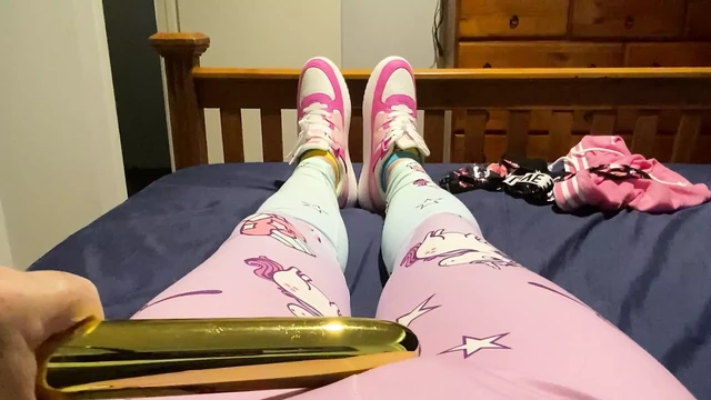 Симпатичная играет