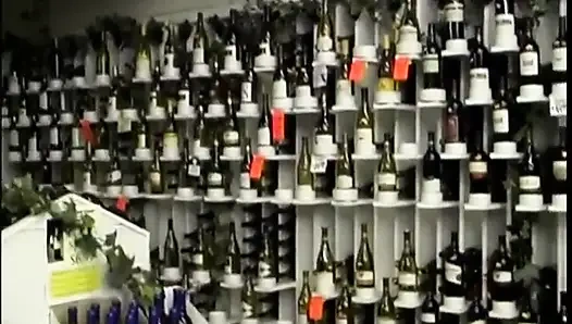 Güzel sarışın fussy pazarda büyük yarak emiyor