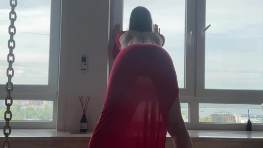 Kırmızı uzun elbiseli seksi ateşli yoga