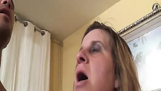 Olgun Bir Kişi Bile Cuckold Kocasının Önünde Sevişiyor