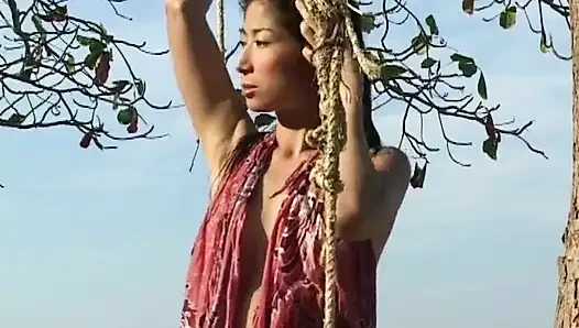 Salıncakta güzel Asyalılar