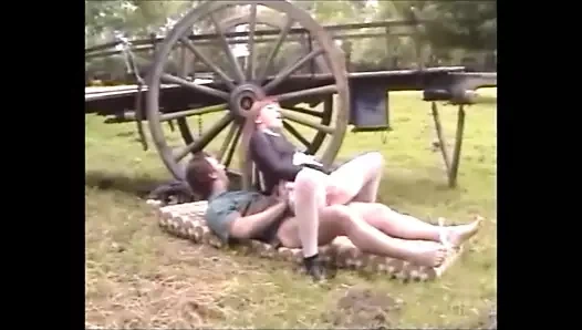 Fransız hizmetçi içinde çorap sikikleri üzerinde bir farm ile büyük cumshot