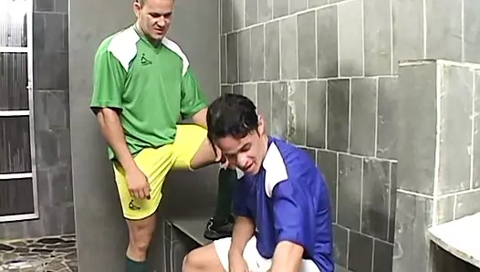 Atletik futbolcuların götü soyunma odasında sert sikişiyor