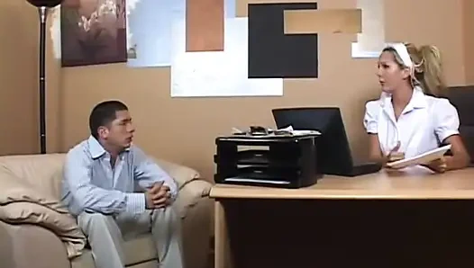 Seksi dövmeli sarışın amcık masada sikişiyor