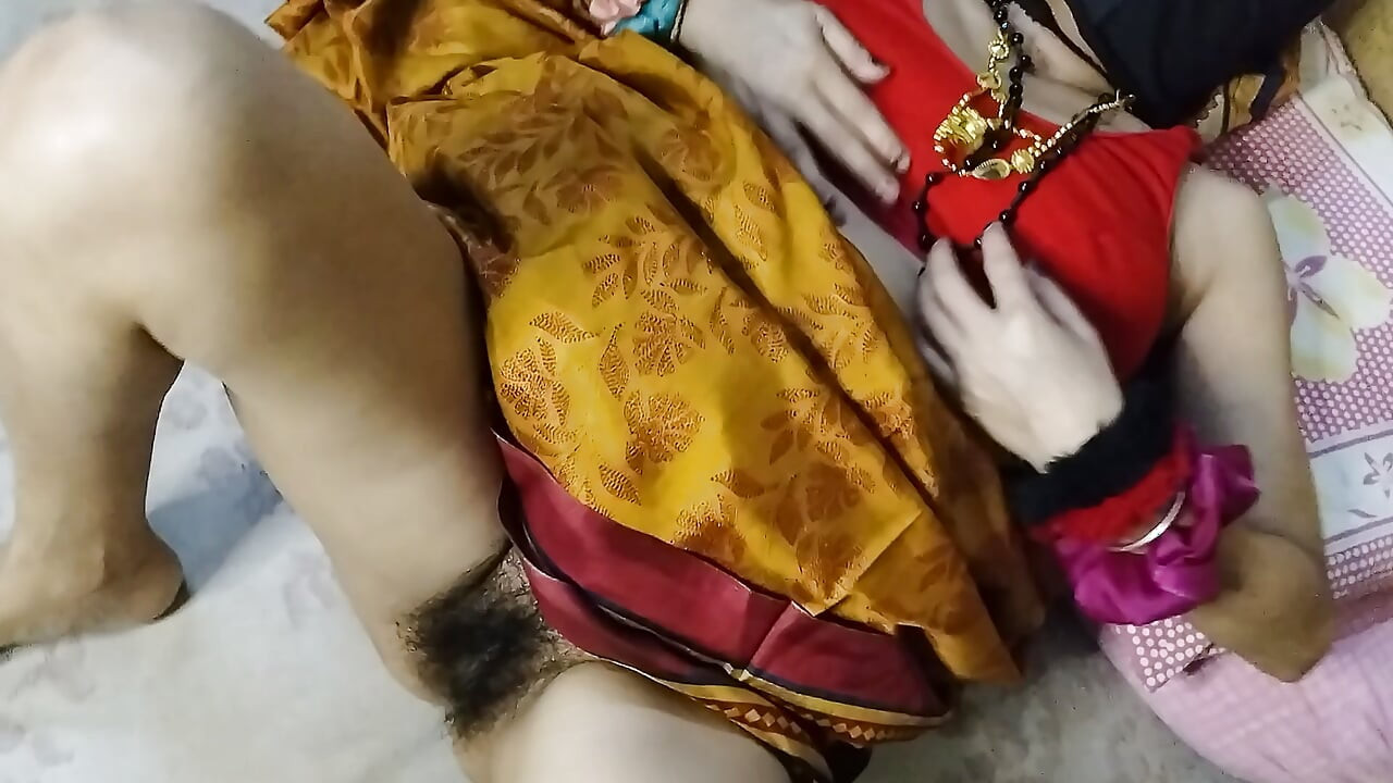 Desi aunty gardh may ungli dal Kar sex ka maza leya