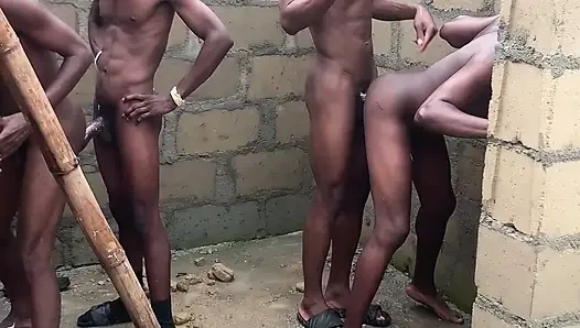 Tamamlanmamış bir evin içinde grup seks