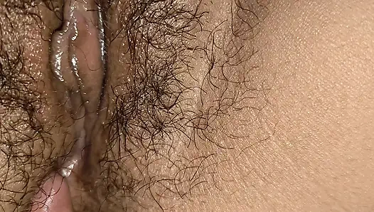 Genç üvey kız kardeş çıplak vücudunu teşhir ediyor.