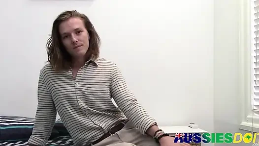 Yalnız Avustralyalı Leoroy sikini sıkı tutuyor ve sert okşuyor