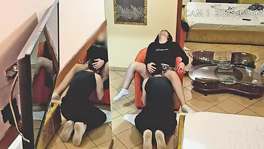 Kameraya yakalandım - sınıf arkadaşları dersten sonra ödev yapıyormuş gibi yapıyor, oğlan amını yiyor