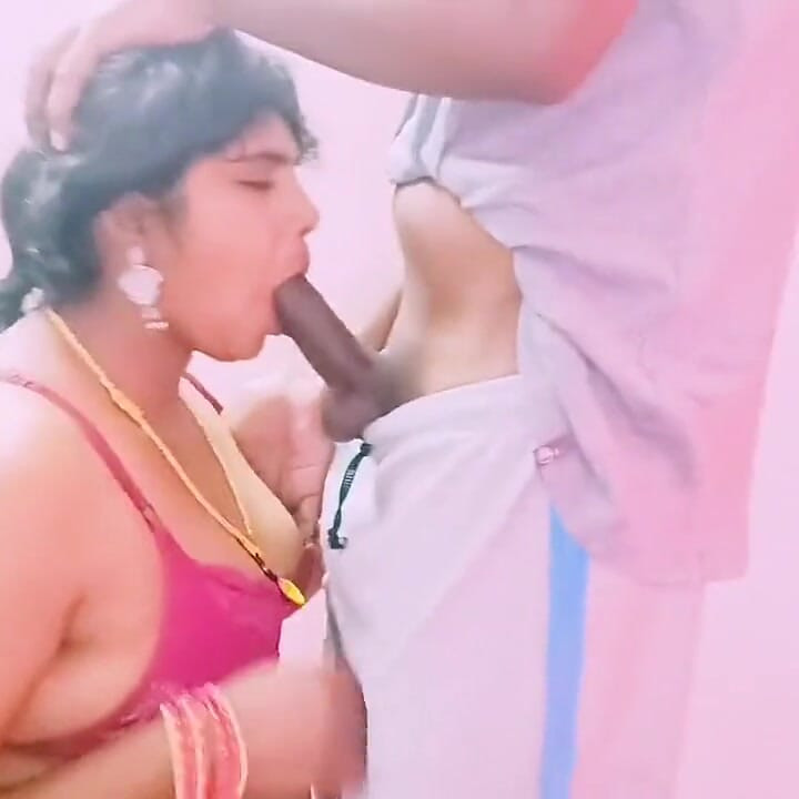 Hintli seks. Kırmızı sari giymiş Hintli güzel üvey anne maalesef üvey oğlunu büyük uzun yarakla sikiyor. Sert sikiş, Telugu edepsiz konuşma