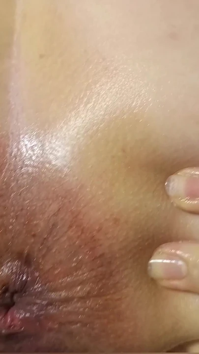 Волнующий момент из "Ку в душе татуированная женщина мастурбирует с вагинальным дилдо и анальным сквиртом 💦 "