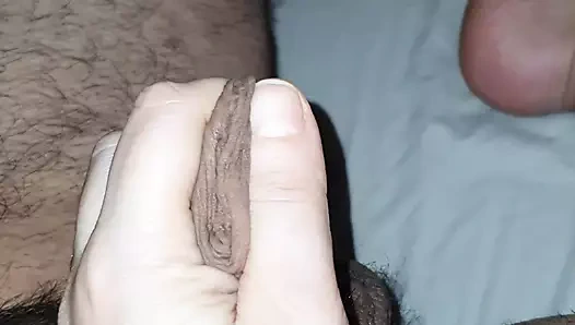 Üvey kızın eli üvey babasının pantolonuna düştü ve ona elle muamele çekti