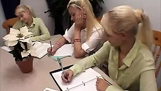 Lez üçlü grup sekste ikizler amcığını yalıyor