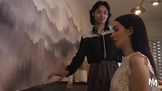 İki çarpıcı kız ve sadece bir vibratör