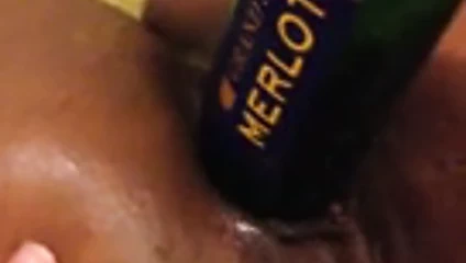 Sri lanka kız Mastürbasyon ile dev şarap şişesi