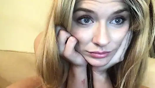 Kadın göğüslerini sallıyor ve Mastürbasyon