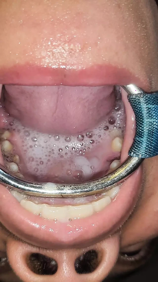 Açık ağız tıkaçlı gırtlağına kadar sikiş ve ağzına tükürme