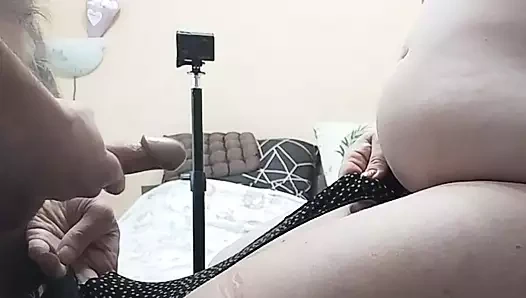 Kayınvalidenin külotu mastürbasyon yaptıktan sonra spermle doluyor