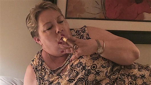 Üvey anne şişman bir sigara içmeyi seviyor