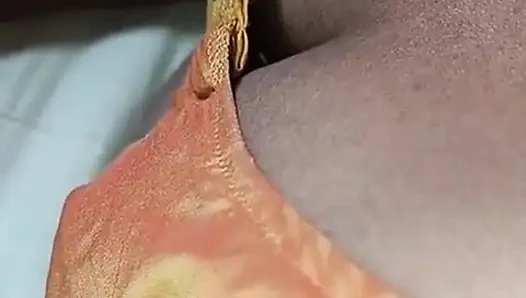 Ateşli bluzla çay yapıyor