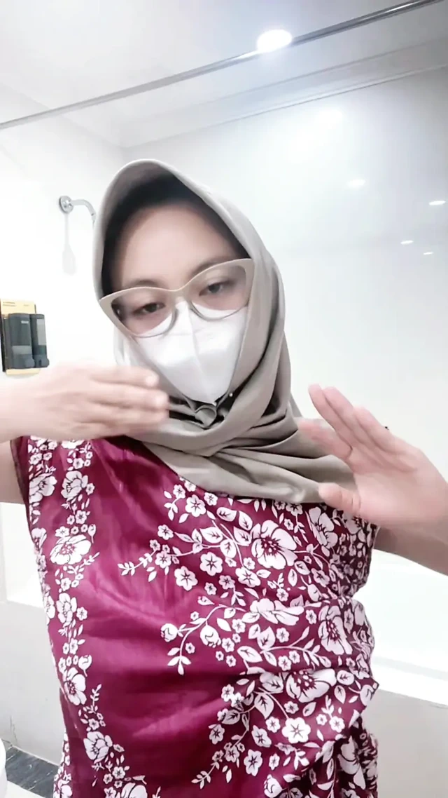 Batik elbiseli bir kızın çeşmesi