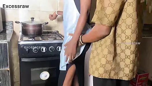 Şoförümle korunmasız seks yapıyorum ve boşalana kadar beni sertçe sikiyor