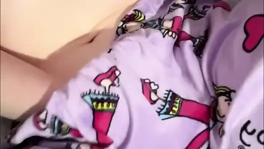 Çaresiz kız çişini tutamıyor ve külotunu su basıyor