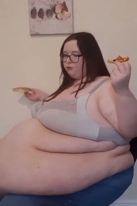 Ssbbw ofis sandalyesinde pizza doldurma