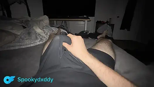 Gece geç saatlerde kendime dokunmadan ve tamamen ortalığı berbat etmekten kendimi alamıyorum - boşaldıktan sonra devam ediyor