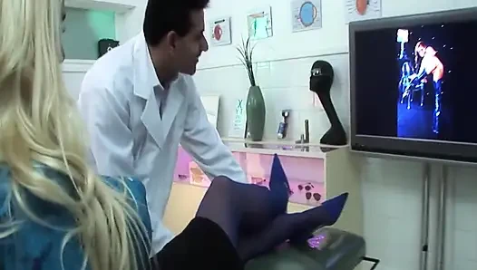Şehvetli büyük memeli sarışınlar sahnesi 2: iç çamaşırlı muhteşem sarışınlar üçlü sekste doktorun yarağının tadını çıkarıyor