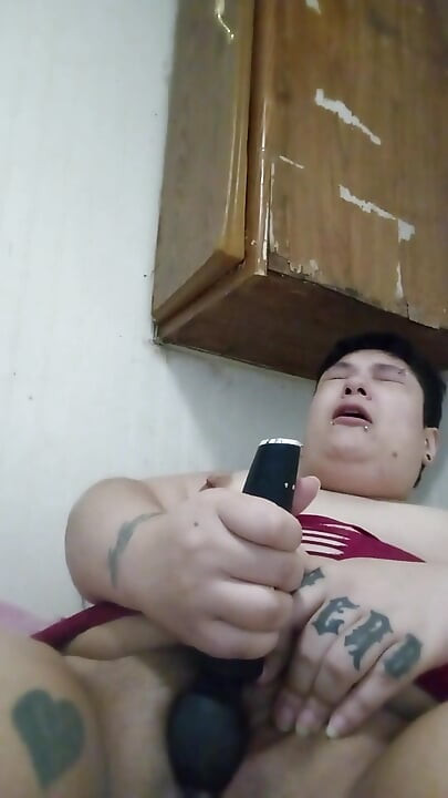 Yalnız orta yaşlı seksi kadın kendini boşaltıyor