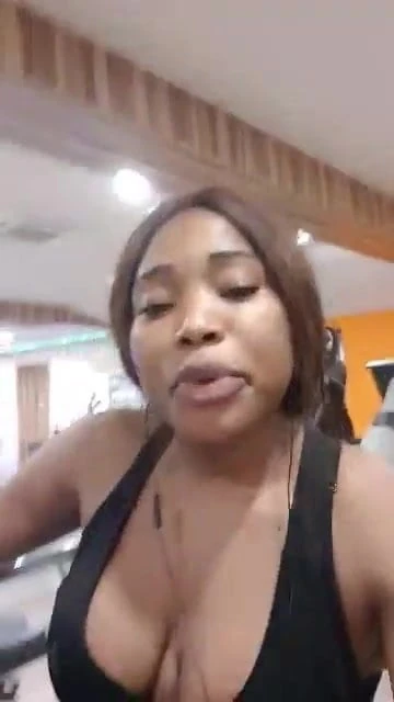 Une prostituee noire fait de la gymnastique au Congo