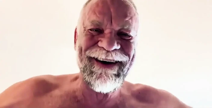 Büyük Yaraklı Baba Kızıl Deliğimi Prezervatifsiz Sikiyor